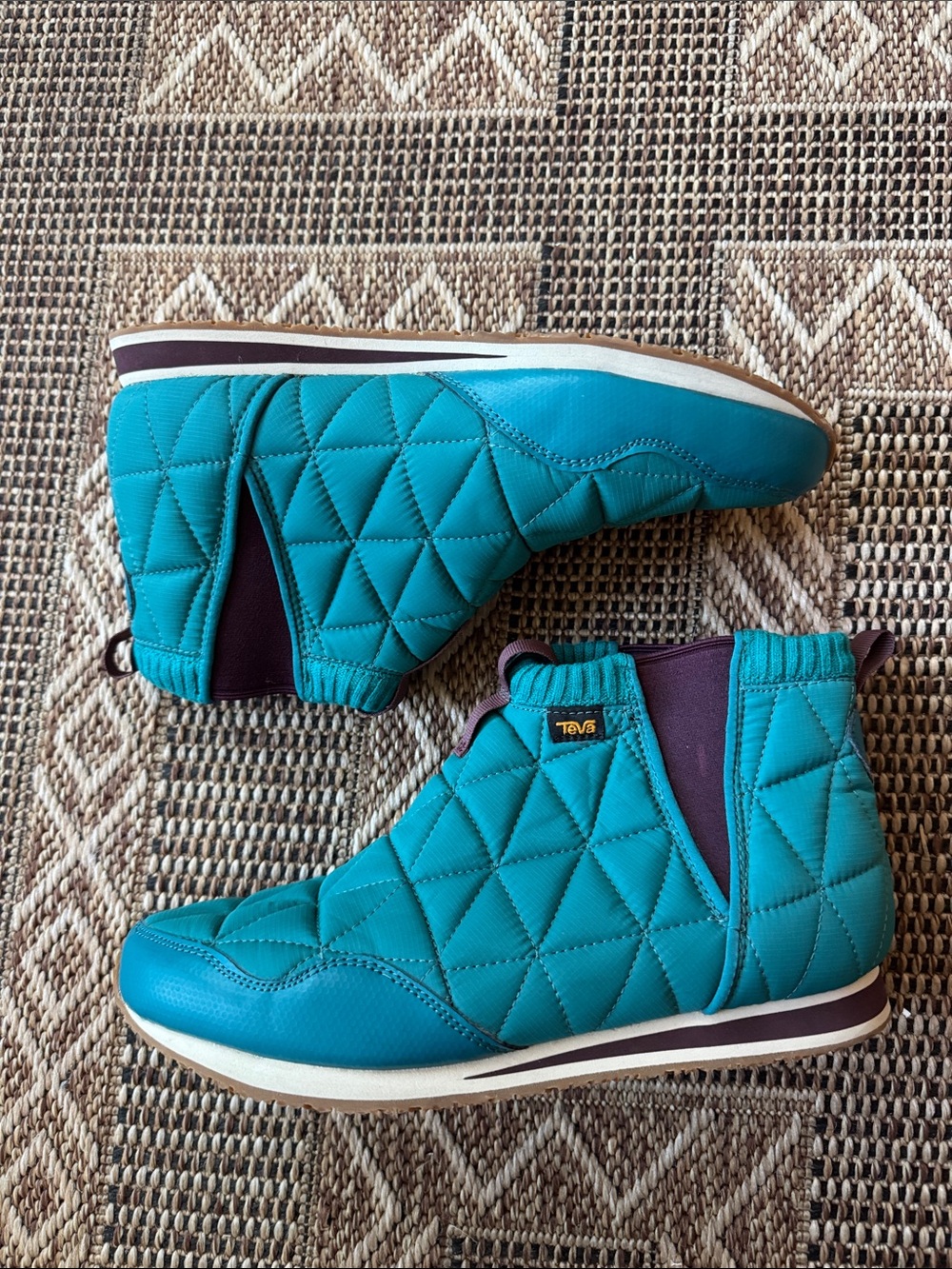 TEVA Womens ReEmber Mid Quilted Water Resistant Boots Outdoor Teal Size 11 NWOT